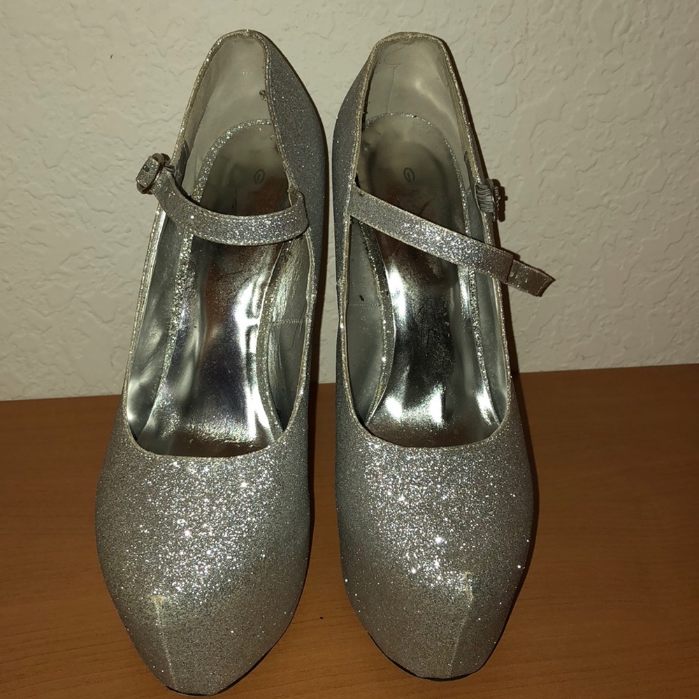 Size 8 - Picture 3 of 4